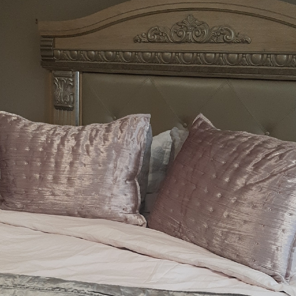 Callisto Home Elegant Bedding 2 pillow case never been used